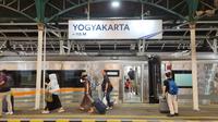 Penumpang melintas di Stasiun Tugu Yogyakarta. Di masa angkutan lebaran 2025, Daop 6 Yogyakarta menyiapkan 41.272 tempat duduk dan sudah terjual 68 persen. (Dok Daop 6 Yogyakarta)