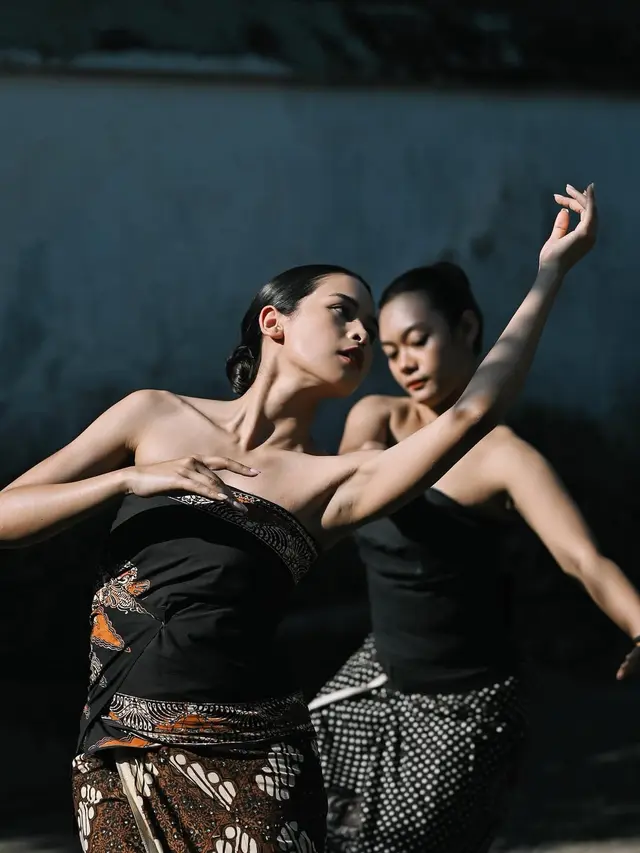 Pesona Ayu Maudy Ayunda Luwes Menari dalam Balutan Kemben Batik