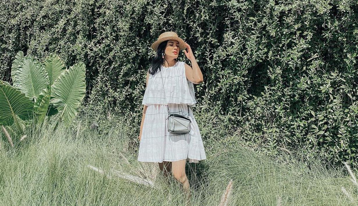 Wanita yang memiliki nama lengkap Anindia Yandirest Ayunda ini memilih untuk mengenakan dress berwarna putih dipadukan dengan sling bag dan topi yang membuatnya terlihat santai. (Liputan6.com/IG/nindyparasadyharsono)