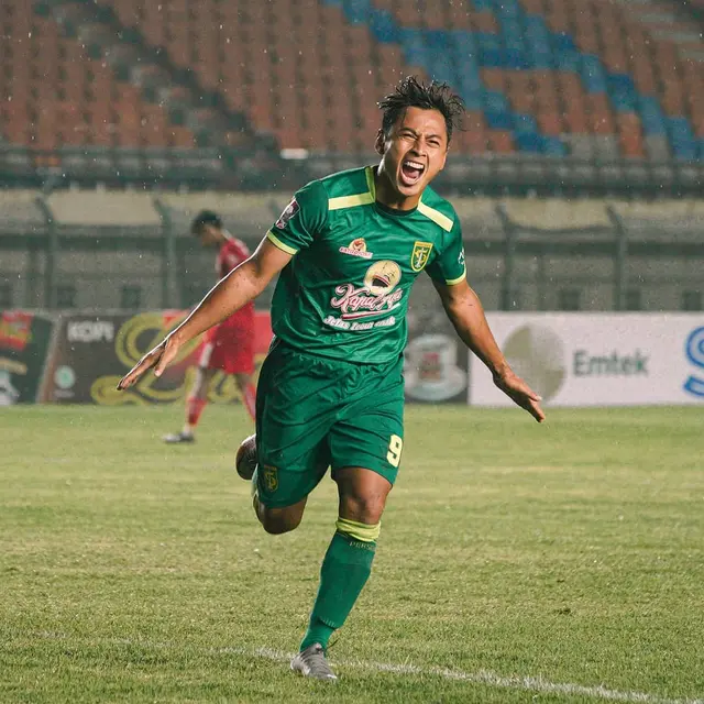 Idola Baru Persebaya, Ini 5 Potret Totalitas Samsul Arif saat Bermain di Lapangan