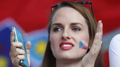 Fans cantik asal Republik Ceska menanti laga grup D antara timnya melawan Kroasia di Stade Geoffroy-Guichard, Saint-Etienne, prancis, (17/6/2016). (REUTERS/Jason Cairnduff)