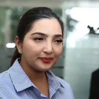 Semenjak dirinya terbaring lemah di rumah sakit dalam waktu yang cukup lama, keceriaan Julia Perez dirindukan oleh para sahabatnya. Untuk itu tak sedikit dari mereka yang datang menjenguk dan medoakannya. (Nurwahyunan/Bintang.com)