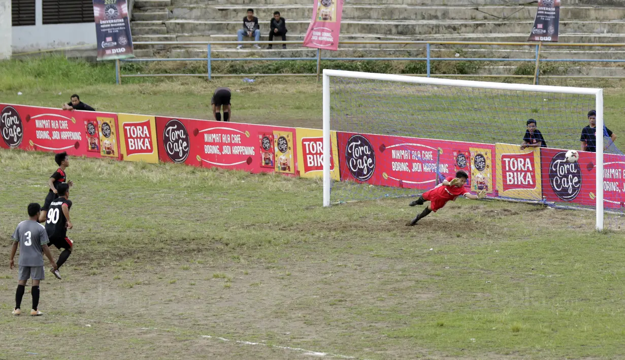 Pemain STIKIP Mega Rezky mencetak gol lewat tendangan penalti ke gawang STIKIP YPUP pada laga Torabika Campus Cup 2017 di Stadion UNM, Makassar, Selasa, (17/10/2017). STIKIP Mega Rezky menang 1-0 atas STIKIP YPUP. (Bola.com/M Iqbal Ichsan)
