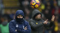 Pelatih Tottenham, Mauricio Pochettino  menendang bola saat menemani timnya melawan Watford pada laga Premier League di Vicarage Road, (1/1/2017). Spurs menang 4-1. (Action Images via Reuters/Paul Childs)