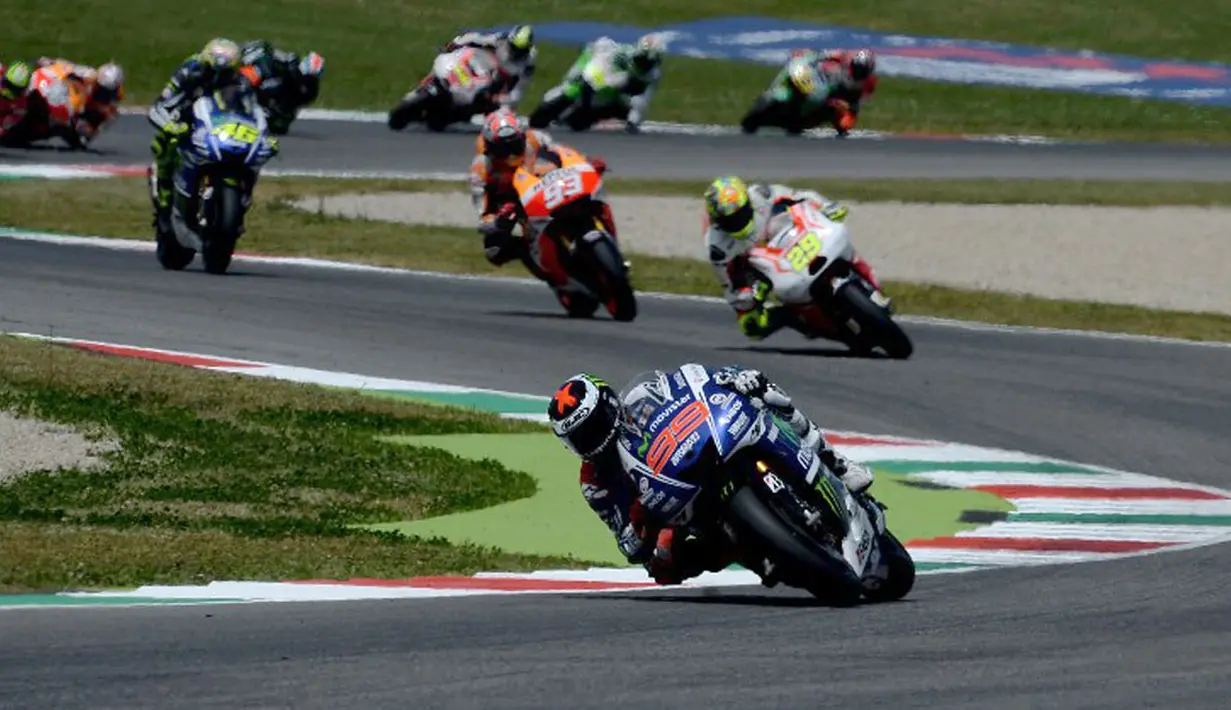 Di lap-lap awal, pembalap Spanyol, Jorge Lorenzo (Movistar Yamaha MotoGP- depan) sempat memimpin lomba yang berlangsung di Sirkuit Mugello, Italia, (1/6/2014). (AFP PHOTO/Filippo Monteforte)