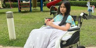 Kejadian tragis dialami oleh Puteri Rafasya. Artis cilik asal Malaysia itu sempat mengalami kelumpuhan akibat keisengan temannya di lokasi syuting. Saat mau duduk, kursinya ditarik hingga membuatnya terjatuh. Hal tersebut membuat Puteri menjalani perawatan hingga sekarang. [Instagram/puterirafasya1]