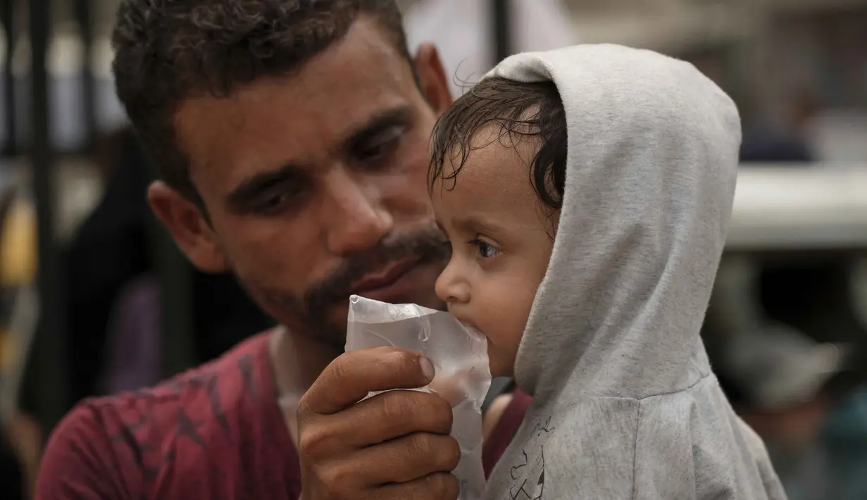 Sebagian air tersebut berasal dari proses desalinasi, yaitu mengubah air laut menjadi air tawar. (AP Photo/Jehad Alshrafi)