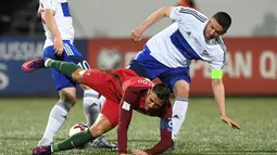 Cristiano Ronaldo dilanggar pemain Kepulauan Faroe pada laga Grup B Kualifikasi Piala Dunia 2018 zona Eropa di Torsvollur Stadium, Selasa (11/10/2016) dini hari WIB. (AFP/Francisco Leong)