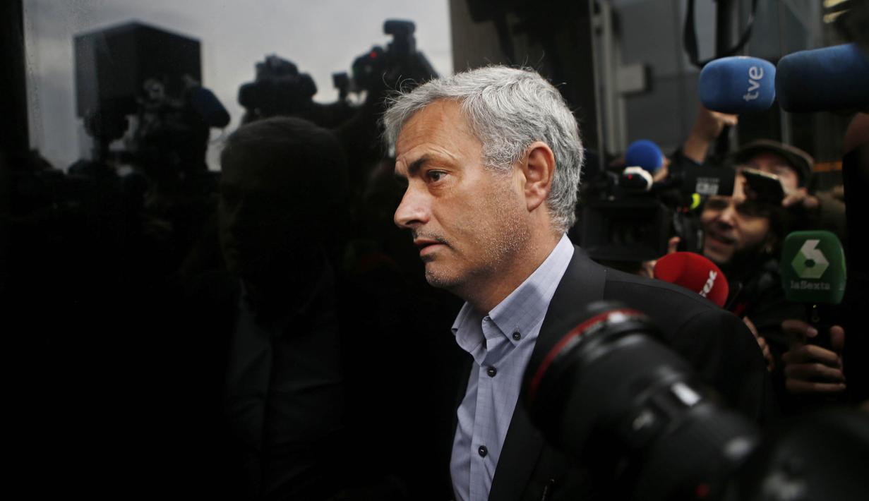 Manajer Manchester United, Jose Mourinho, bersiap menjalani sidang di Gedung Pengadilan Madrid, Jumat (3/11/2017). Pria asal Portugal itu menjalani sidang terkait dugaan penggelapan pajak saat masih melatih Real Madrid. (AP/Paul White)