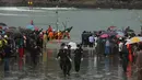 Ratusan orang berkumpul saat evakuasi jasad korban kecelakaan pesawat militer yang jatuh ke laut Andaman di pantai Launglon, Myanmar, (8/6). Jenazah para korban ditemukan di perairan yang berjarak 35 km dari kota pantai Launglon. (AP Photo/Esther Htusan)