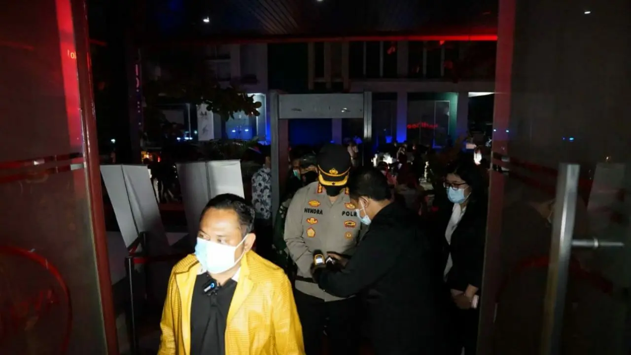 Gugus Tugas Penanganan Covid-19 Kabupaten Bekasi memeriksa protokol kesehatan di tempat hiburan malam. (Liputan6.com/Bam Sinulingga)