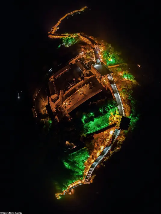 Sebuah drone menangkap gambar dari sudut yang unik dengan Lampu menerangi tembok Cina pada malam hari. Pada 1987 tembok Cina di daftarkan sebagai warisan dunia oleh UNESCO, dan pada tahun 2007 tembok cina dinobatkan sebagai 7 keajaiban dunia. (Dailymail)