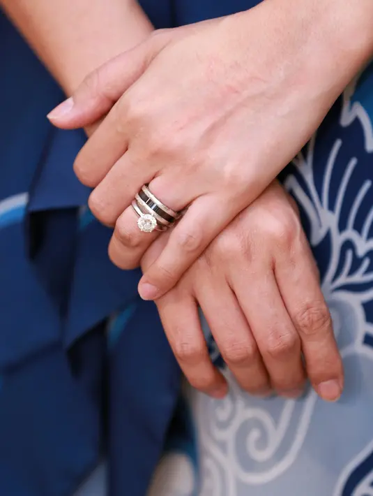 Paras cantik Ririn pun semakin memikat lantaran penampilannya ditambah dengan aksesoris sebagai pemanis. Seperti yang satu ini, Ririn memakai cincin di jari manis tangan kirinya. (Adrian Putra/Bintang.com)