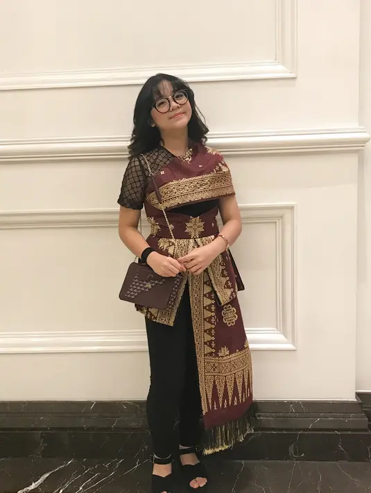 Untuk yang satu ini, Cinta terlihat makin dewasa dengan busana yang dikenakan ini. Meski begitu wajahnya tetap sesuai dengan usianyan saat ini. (Instagram/cintakuya)