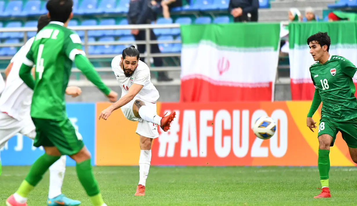Pemain Iran U-20, Erfan Ghorbani melepaskan tendangan saat menghadapi Irak U-20 pada laga perempatfinal Piala Asia U-20 2023 di JAR Stadium, Tashkent, Uzbekistan, Sabtu (11/3/2023). (AFC/Adam Aidil)