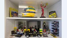 Produk-produk berlisensi yang berbau tentang Ayrton Senna dipajang di Institut Ayrton Senna di Sao Paulo, Brasil. (AFP/Alexandre Schneider)