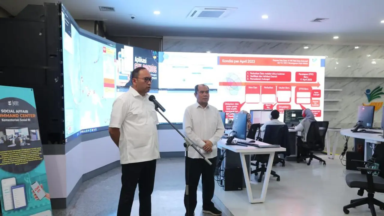 Kepala Pusat Data dan Informasi Kesejahteraan Sosial Kementerian Sosial, Agus Zainal Arifin saat jumpa pers di Kantor Kemensos Jakarta, Selasa (16/5/2023).