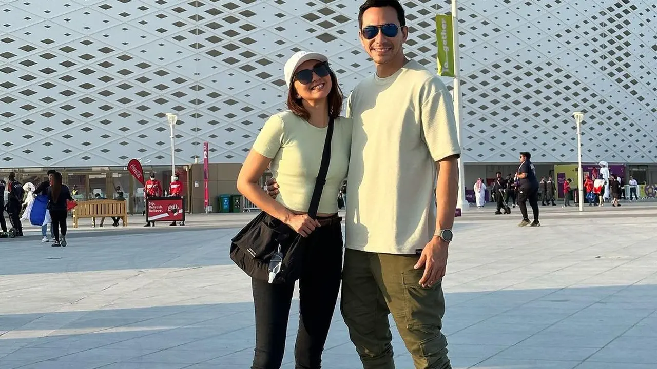 Potret Mesra Darius Sinathrya dan Donna Agnesia
