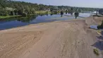 Tepian pasir terlihat di sungai Loire selama kekeringan di Montlouis-sur-Loire, Prancis tengah, pada 21 Agustus 2023.  (AFP/GUILLAUME SOUVANT)