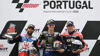 Para pembalap yang naik podium MotoGP Portugal 2022: Johann Zarco, Fabio Quartararo, dan Aleix Espargaro. (PATRICIA DE MELO MOREIRA / AFP)