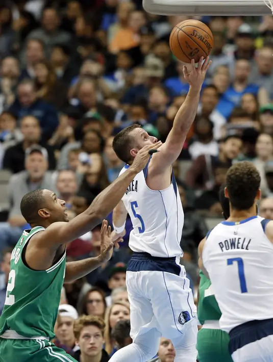 Pemain Boston Celtics, Al Horford (42) berusaha mengahalangi tembakan pemain Dallas Mavericks, J.J. Barea pada laga NBA basketball game di American Airlines Center, Dallas, (20/11/2017).   Celtics menang 110-102. (AP/Tony Gutierrez)