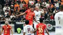 Bertanding di Jakarta International Stadium, Jumat (20/2/2026) malam WIB, Persija unggul tipis dengan skor 2-1. Tampak dalam foto, bek kanan Persija, Bruno Nunes De Barros (kiri - 88) berebut bola dengan pemain PSM Makassar pada laga pekan ke-22 BRI Super League 2025/2026 di Jakarta International Stadium, Jumat (20/2/2026) malam WIB. (Bola.com/Abdul Aziz)