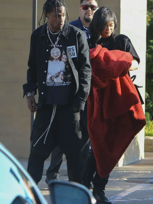 Orangtua Stormi ini terlihat tengah keluar dari Nobu pada Sabtu, 24 Februari waktu setempat. (BACKGRID - Cosmopolitan)