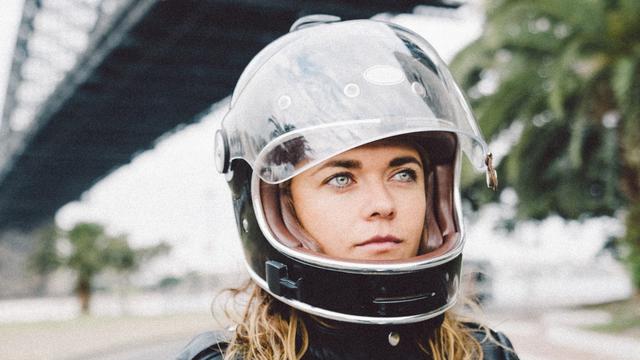 Ilustrasi memakai helm