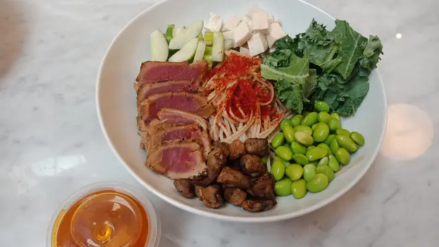 Makan sayur dengan protein