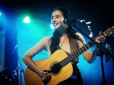 Sandrayati Fay, sosok penyanyi indie yang sudah tak asing di telinga pecint musik Tanah AIr. Ia merupakan wanita berdarah Filipina-Amerika namun lahir serta besar di Jawa dan Bali. (Liputan6.com/IG/@sandrayatifay)