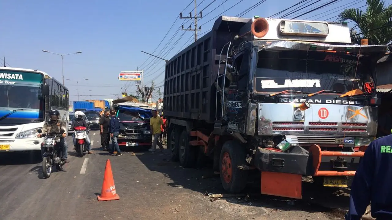 Pengendara Sepeda Motor Terlindas Truk Saat Kecelakaan Beruntun