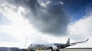 Bertempat di Hamburg, Jerman, pada 7 April 2014, pesawat baru jenis Airbus A350 XWB dipresentasikan (AFP PHOTO/PATRICK LUX)