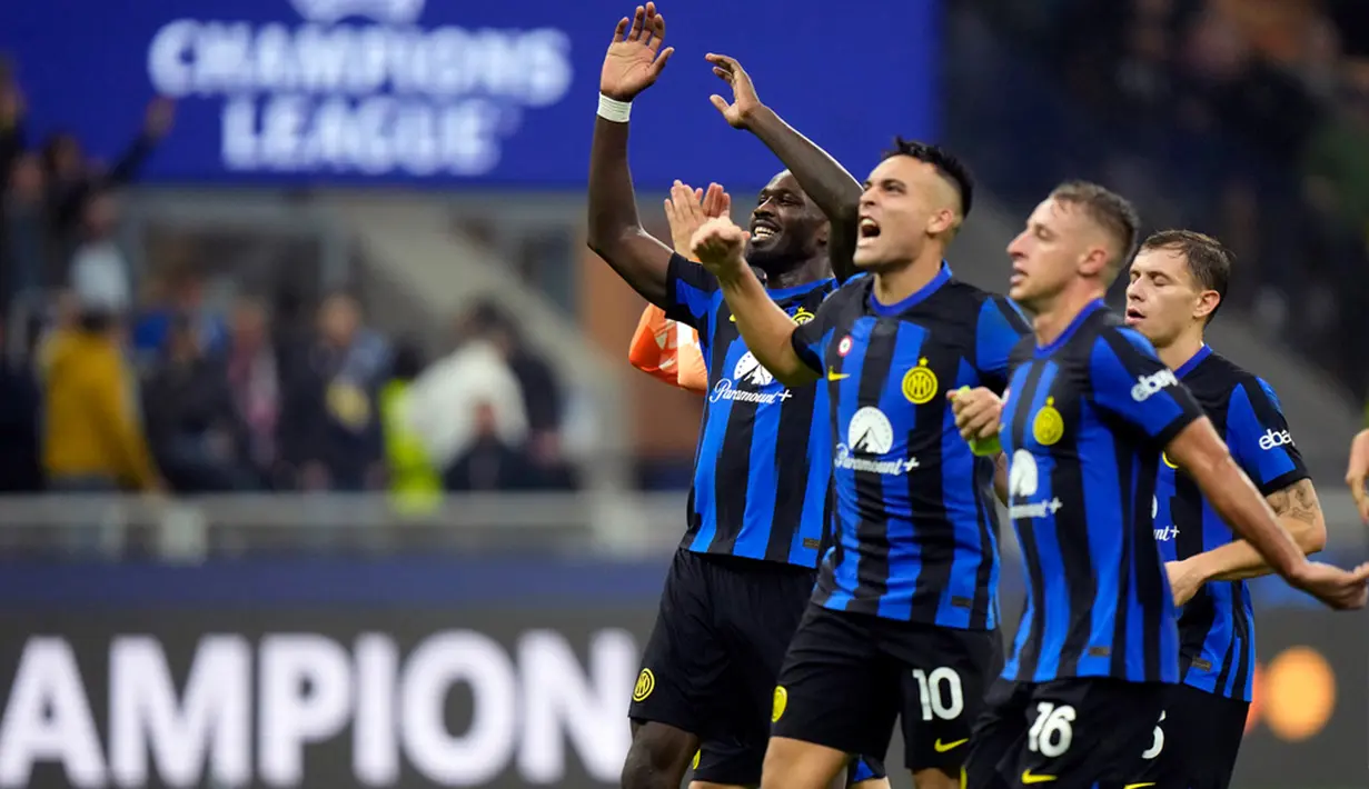 Para pemain Inter Milan melakukan selebrasi usai menaklukkan Salzburg pada pertandingan sepak bola Grup D Liga Champions. (AP Photo/Luca Bruno)