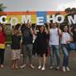 Keluarga membawa tulisan 'Welcome Home' saat menunggu WNI yang selesai menjalani observasi virus corona dari Natuna, di Bandara Halim Perdanakusuma, Jakarta, Sabtu (15/2/2020). Pemerintah resmi memulangkan 238 WNI ke daerah masing-masing karena telah dinyatakan sehat. (Liputan6.com/Herman Zakharia)