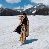 Tampil berkain tetap modis, pelantun lagu ‘Dunia Tipu-tipu’ ini menambahkan coat dan turtleneck top. [Foto: IG/yurayunita].