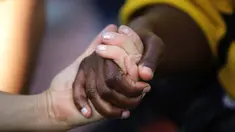 Orang-orang bergandengan tangan saat demonstrasi memprotes kematian George Floyd di Barcelona, ​​Spanyol, Kamis (4/6/2020). George Floyd, seorang pria kulit hitam meninggal setelah ditahan oleh petugas kepolisian Minneapolis pada 25 Mei. (AP Photo/Emilio Morenatti)