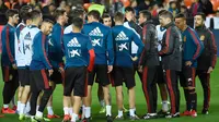 Pelatih Spanyol, Luis Enrique menginstruksikan pemainnya selama sesi latihan di stadion Mestalla di Valencia (22/3). Spanyol akan bertanding melawan Norwegia pada grup F kualifikasi Euro 2020. (AFP Photo/Jose Jordan)