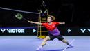 Pebulu tangkis Jepang, Kodai Naraoka dari tim Rockets berusaha mengembalikan kok ke arah pebulu tangkis tunggal putra Indonesia, Anthony Ginting dari tim Hurricanes dalam laga tunggal putra Badminton XL 2025 di Istora Senayan, Jakarta, Minggu (05/10/2025). (Bola.com/Bagaskara Lazuardi)