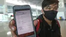 Calon penumpang menunjukan surat kematian untuk syarat terbang di Terminal 3 Bandara Soekarno Hatta, Tangerang, Banten, Kamis (7/5/2020). Pemerintah melalui kementerian Perhubungan membuka kembali penerbangan domestik dengan penumpang bersyarat. (Liputan6.com/Herman Zakharia)