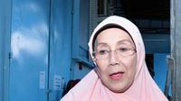 Pada pernikahan keduanya, perempuan yang telah berusia 72 tahun itu tidak memiliki persiapan khusus. Ia juga tidak melakukan prosesi adat. Baginya, ia hanya banyak butuh istirahat. (Deki Prayoga/Bintang.com)
