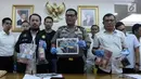 Kabid Humas Polda Metro Jaya Kombes Pol Argo Yuwono (tengah) menunjukkan barang bukti saat rilis perkara tindak pidana perjudian (pai kyu dan koprok) di Polda Metro Jaya, Jakarta, Rabu (14/3). (Liputan6.com/Arya Manggala)