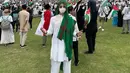Al Ghazali mengenakan sorban hijau di kepalanya, dengan outfit serba putih dari baju koko hingga celana panjangnya. [@alghazali7]