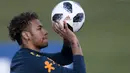 Striker Brasil, Neymar, bermain dengan bola saat latihan di Granja Comary, Rio de Janeiro, Selasa (22/5/2018). Latihan ini merupakan persiapan jelang Piala Dunia 2018. (AFP/Mauro Pimentel)