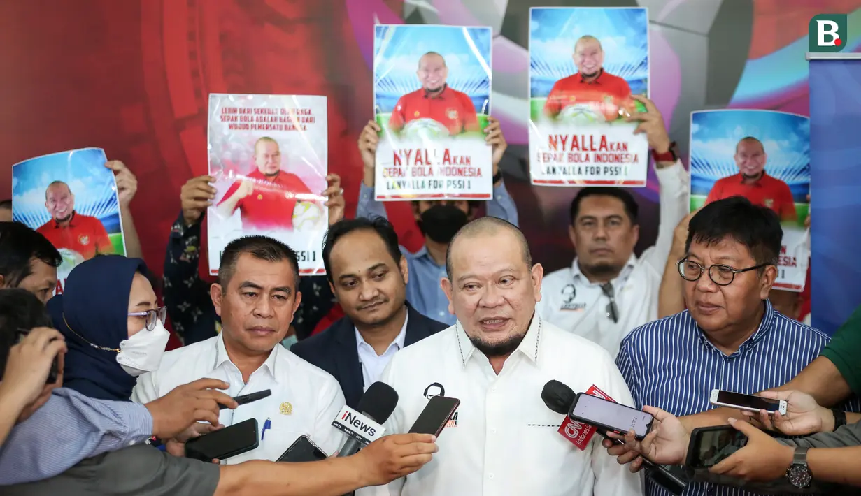 <p>Bakal Calon Ketua Umum PSSI, AA La Nyalla Mahmud Mattalitti memberikan pernyataan di depan wartawan saat pendaftaran dan penyerahan berkas Bakal Calon Ketua Umum PSSI yang berlangsung di GBK Arena, Jakarta, Jumat (13/01/2023). (Bola.com/Bagaskara Lazuardi)</p>