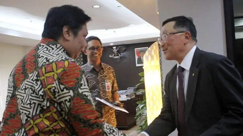 Menteri Perindustrian Airlangga Hartarto bertemu dengan Executive Chairman & CEO Blackberry John Chen di Kementerian Perindustrian, Rabu (9/8/2017). (Foto: Humas Kemenperin)