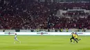 Petugas keamanan mengejar seorang suporter yang masuk kedalam lapangan dan berlari ke arah pemain Timnas Argentina setelah laga FIFA Matchday antara Timnas Indonesia Vs Timnas Argentina di Stadion Utama Gelora Bung Karno (SUGBK), Senayan, Jakarta, Senin (19/06/2023). (Bola.com/M Iqbal Ichsan)