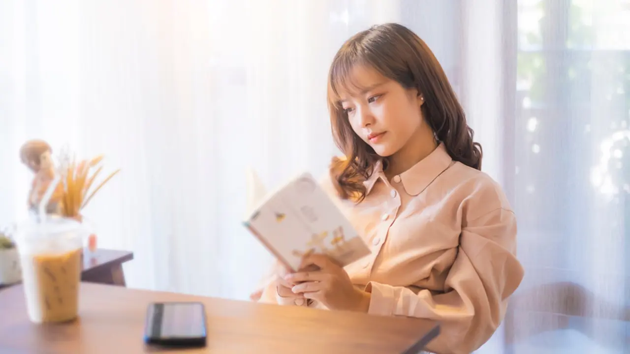 perempuan dan membaca buku