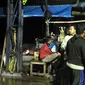 Warga korban banjir Ciliwung tidur di pertokoan Jatinegara. (Liputan6.com/Ika Defianti)