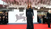 Gaun Biru Julia Roberts di Karpet Merah Venice International Film Festival 2025, Kreasi Direktur Kreatif Baru Versace