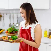 Ilustrasi perempuan memasak. (c) pprothien/Depositphotos.com